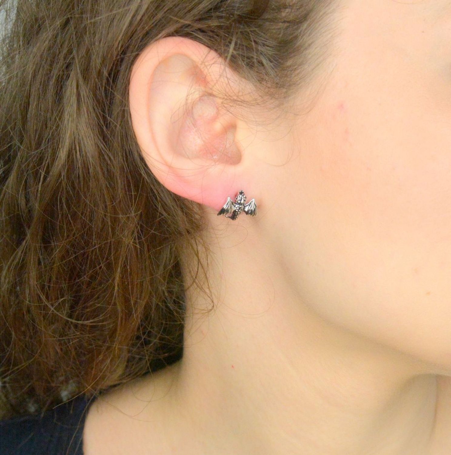 Kolczyki srebrne smoki próba 925, DIA-KLC-IM0040724ER-925 Srebrne kolczyki zostały wykonane z najwyższej jakości srebra próby 925. Kolczyki zostały wykonane na wzór smoków. Idealny prezent1.jpg