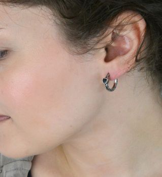 Srebrne kolczyki rodowane próby 925 z grawerem i czarną cyrkonią w kształcie serca. Eleganckie, wiszące kolczyki na sztyfty – romantyczny dodatek na każdą okazję (3).JPG
