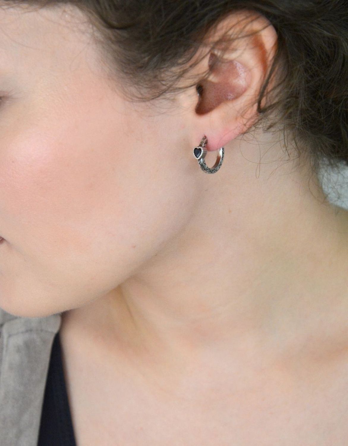 Srebrne kolczyki z czarną cyrkonią w kształcie serca – grawerowane  IM0060424ER.jpg