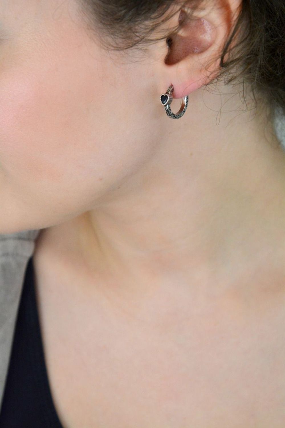 Srebrne kolczyki z czarną cyrkonią w kształcie serca – grawerowane  IM0060424ER.jpg