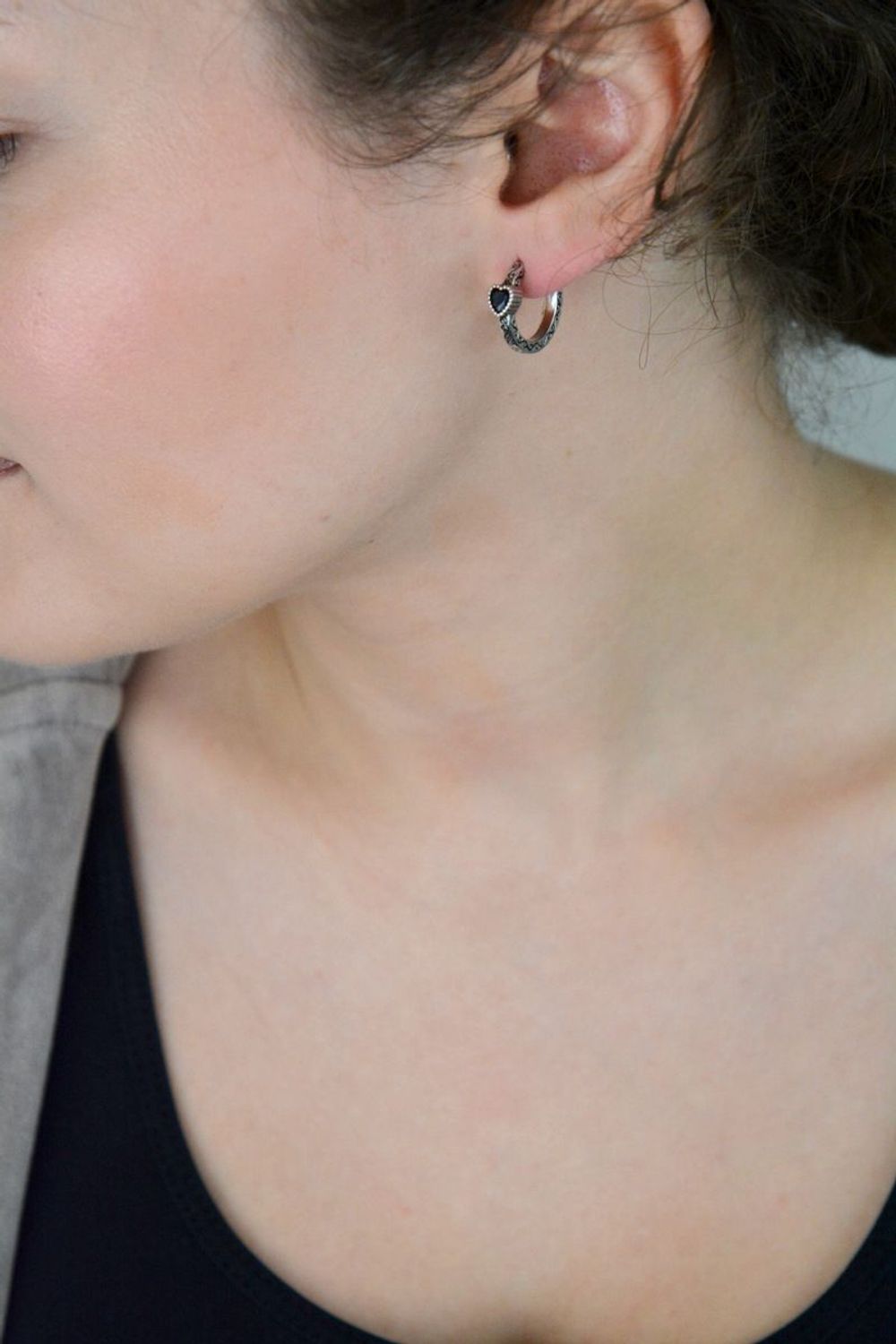 Srebrne kolczyki z czarną cyrkonią w kształcie serca – grawerowane  IM0060424ER.jpg