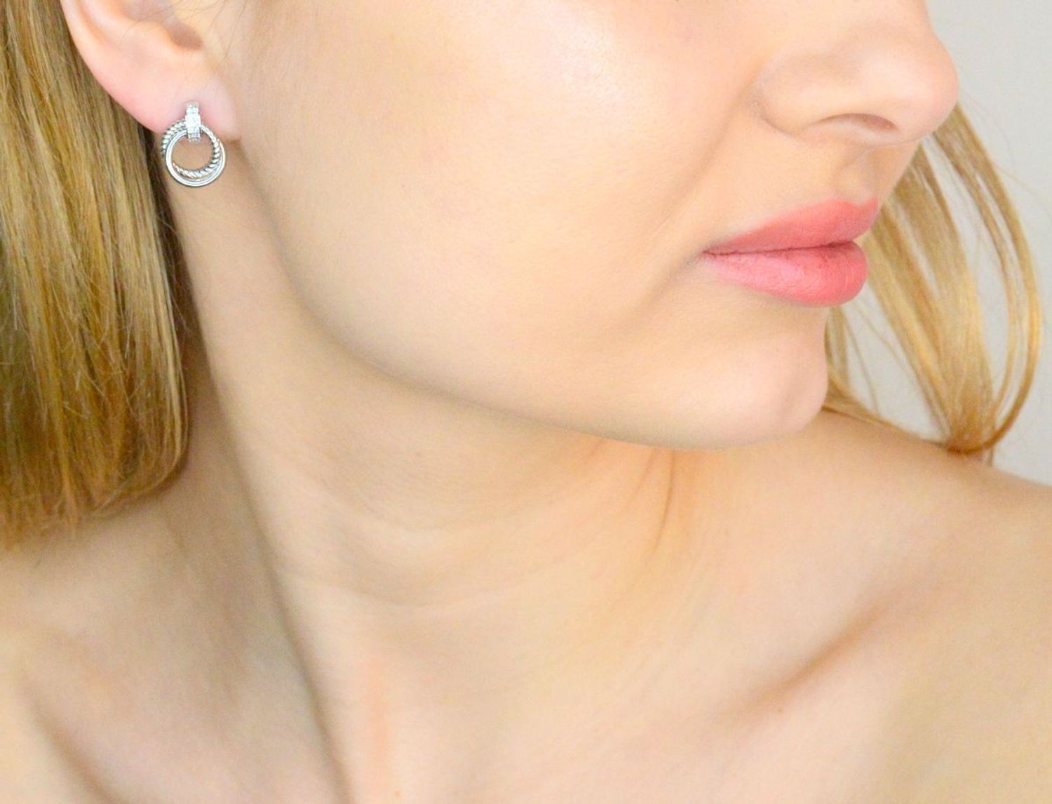 Srebrne kolczyki damskie 925 podwójne kółeczka plecione DIA-KLC-IM0071023ER-925. Kolczyki srebrne kółka. Kolczyki srebrne podwójne. Srebrne kolczyki na sztyft. Kolczyki damskie kółka na prezent (1).jpg