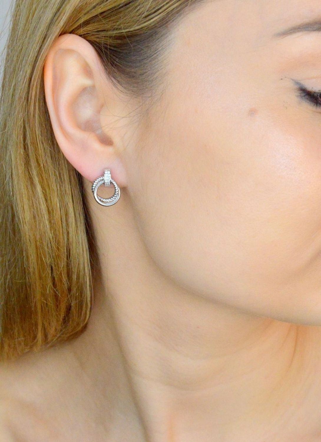 Srebrne kolczyki damskie 925 podwójne kółeczka plecione DIA-KLC-IM0071023ER-925. Kolczyki srebrne kółka. Kolczyki srebrne podwójne. Srebrne kolczyki na sztyft. Kolczyki damskie kółka na prezent (1).jpg