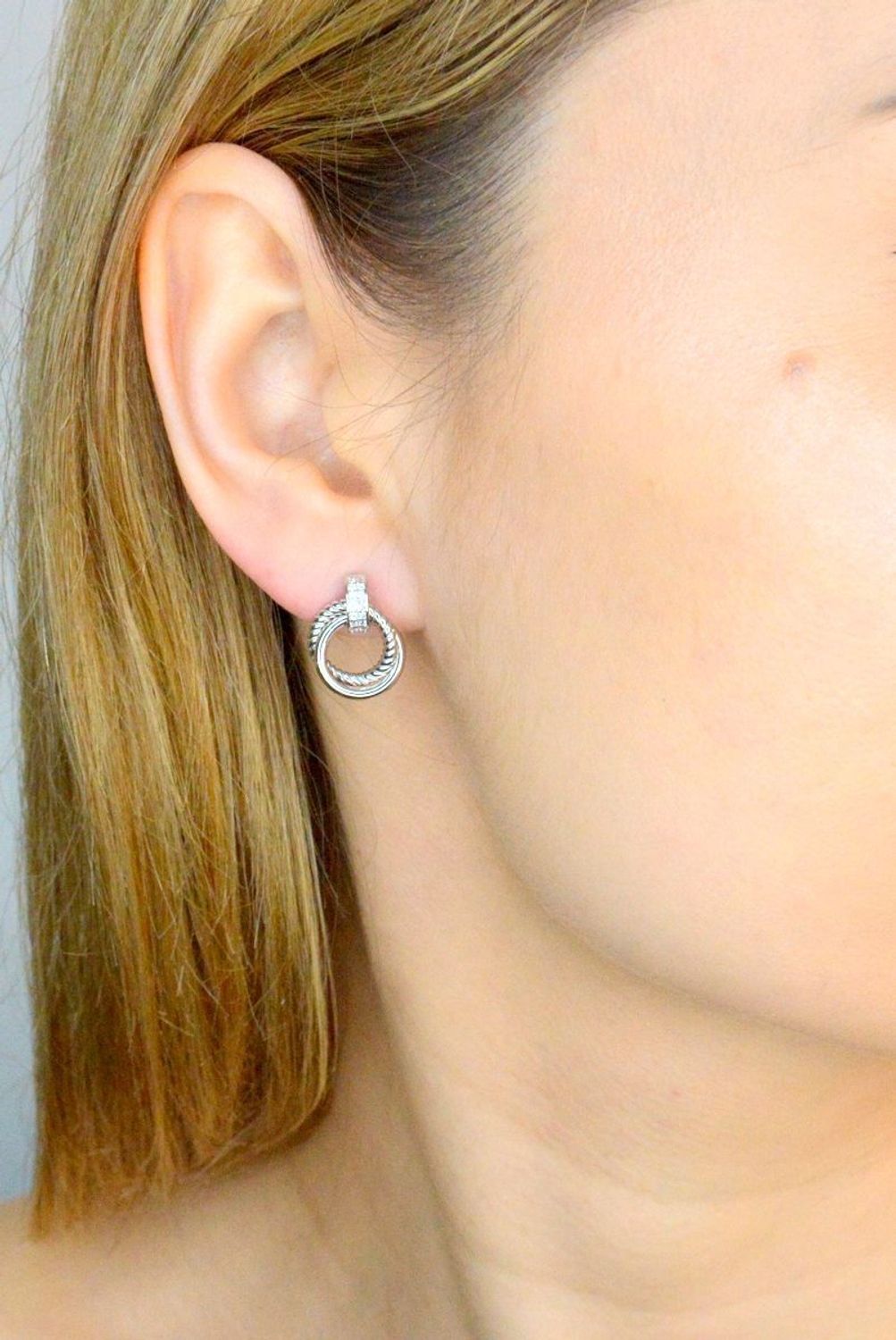 Srebrne kolczyki damskie 925 podwójne kółeczka plecione DIA-KLC-IM0071023ER-925. Kolczyki srebrne kółka. Kolczyki srebrne podwójne. Srebrne kolczyki na sztyft. Kolczyki damskie kółka na prezent (1).jpg