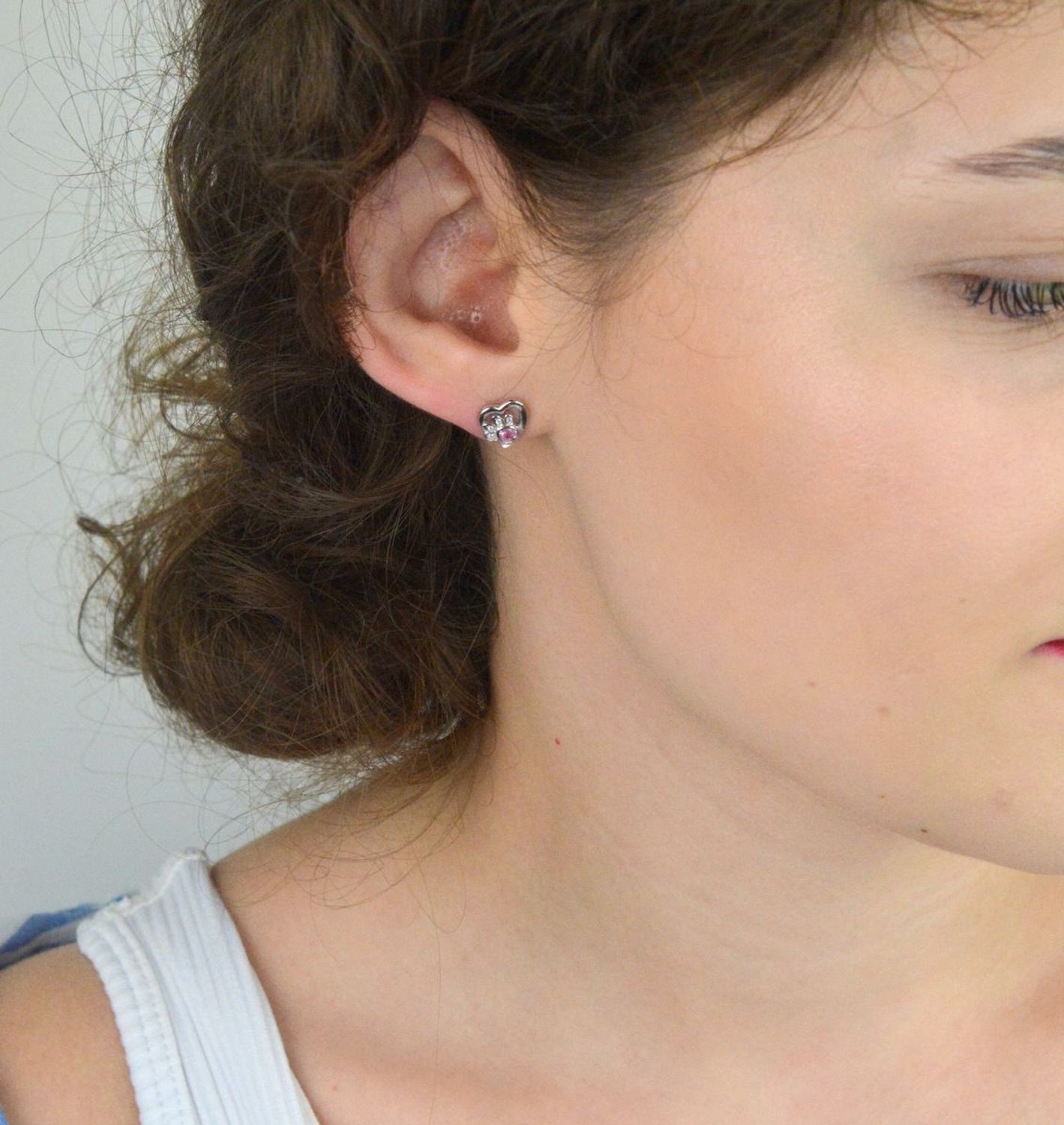 Srebrne kolczyki 925 Serce z łapką DIA-KLC-IM0260423ER-925. Rodowane, ozdobione różowymi cyrkoniami. Lekka i wygodna biżuteria na sztyft, idealna dla miłośników psów.1.jpg