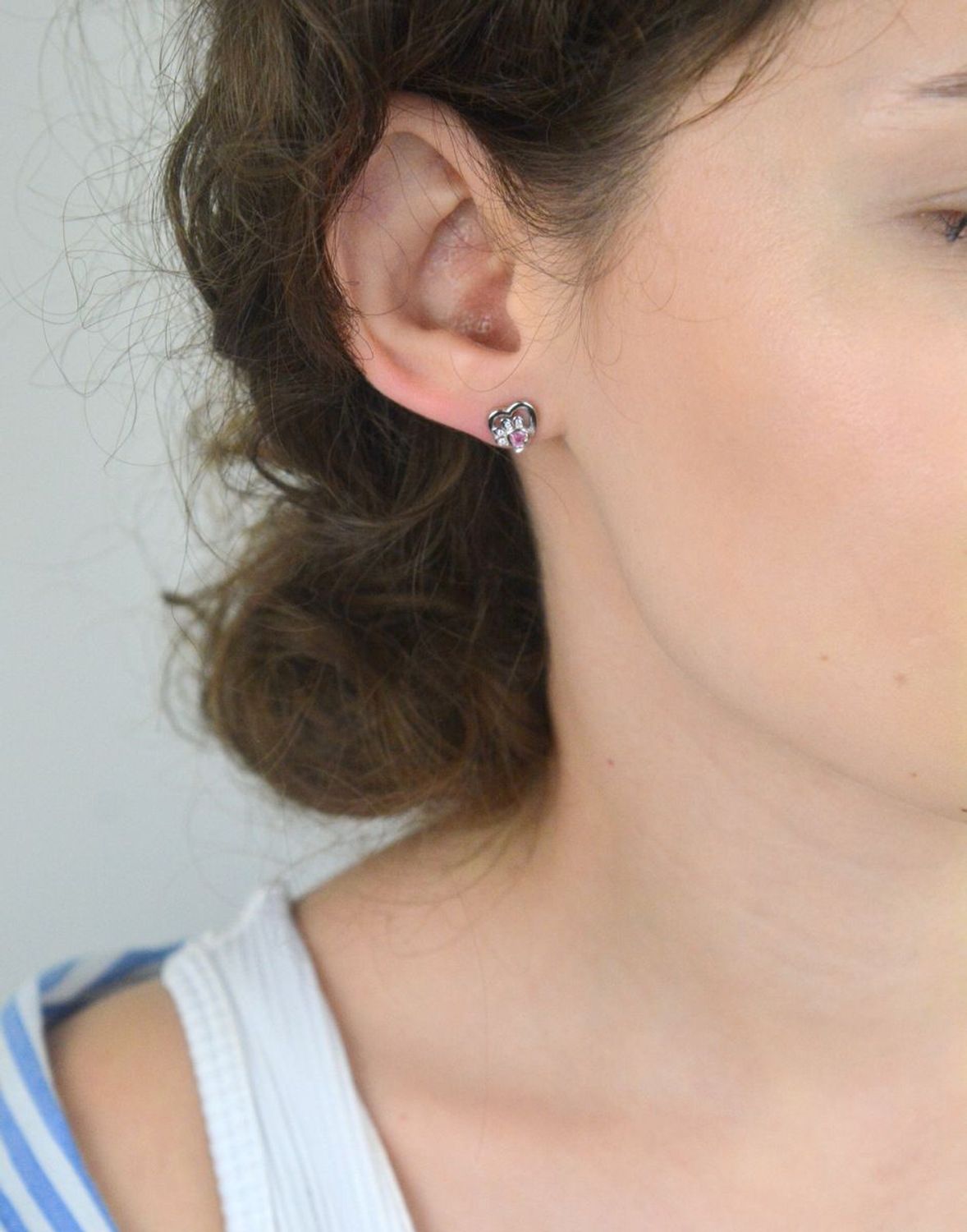 Srebrne kolczyki 925 Serce z łapką DIA-KLC-IM0260423ER-925. Rodowane, ozdobione różowymi cyrkoniami. Lekka i wygodna biżuteria na sztyft, idealna dla miłośników psów.1.jpg