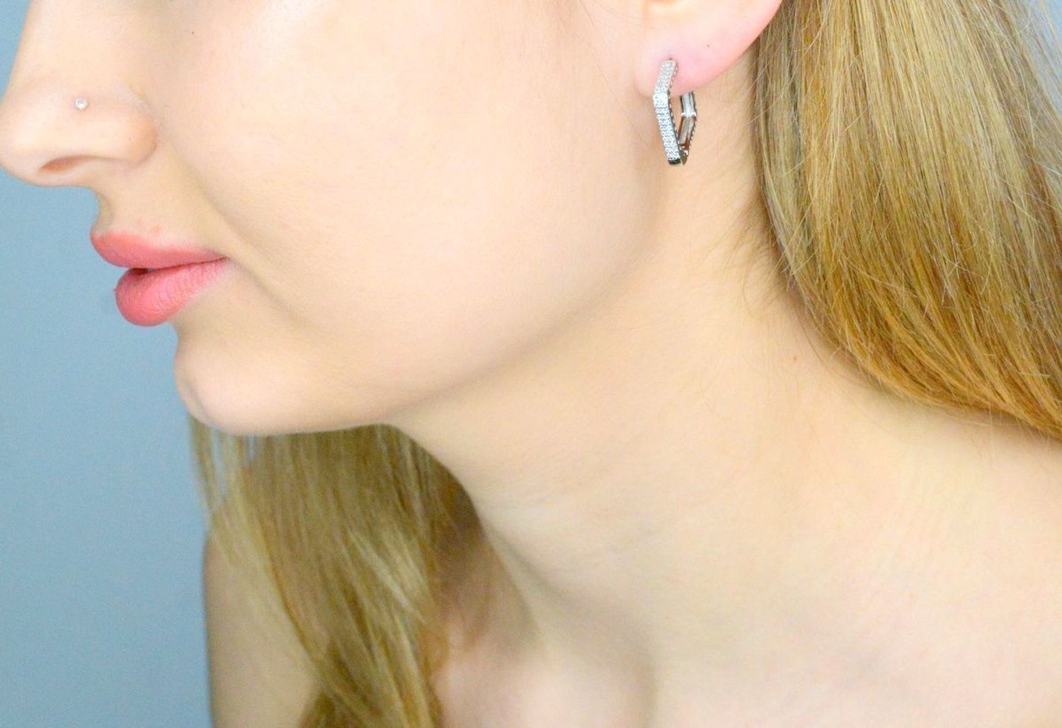 Srebrne kolczyki damskie 925 romby z cyrkoniami DIA-KLC-IM0440423KR-925. Kolczyki srebrne romby. Kolczyki srebrne z cyrkoniami. Srebrne kolczyki na zatrzask. Kolczyki damskie romby na prezent (1).jpg