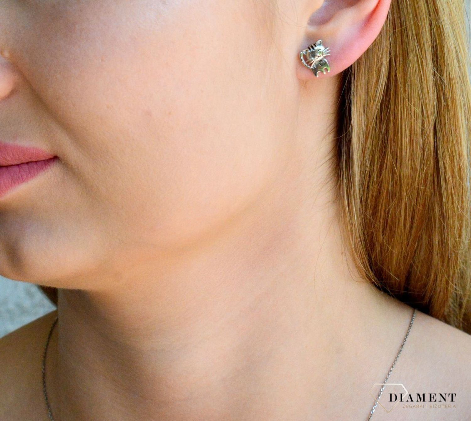 Srebrne kolczyki dziecięce 925 słodkie kotki. Srebrne kolczyki dziecięce. Kolczyki srebrne kotki. Kolczyki srebrne na sztyft dla dziewczynki. Kolczyki kotki idealne na prezent (1).jpg