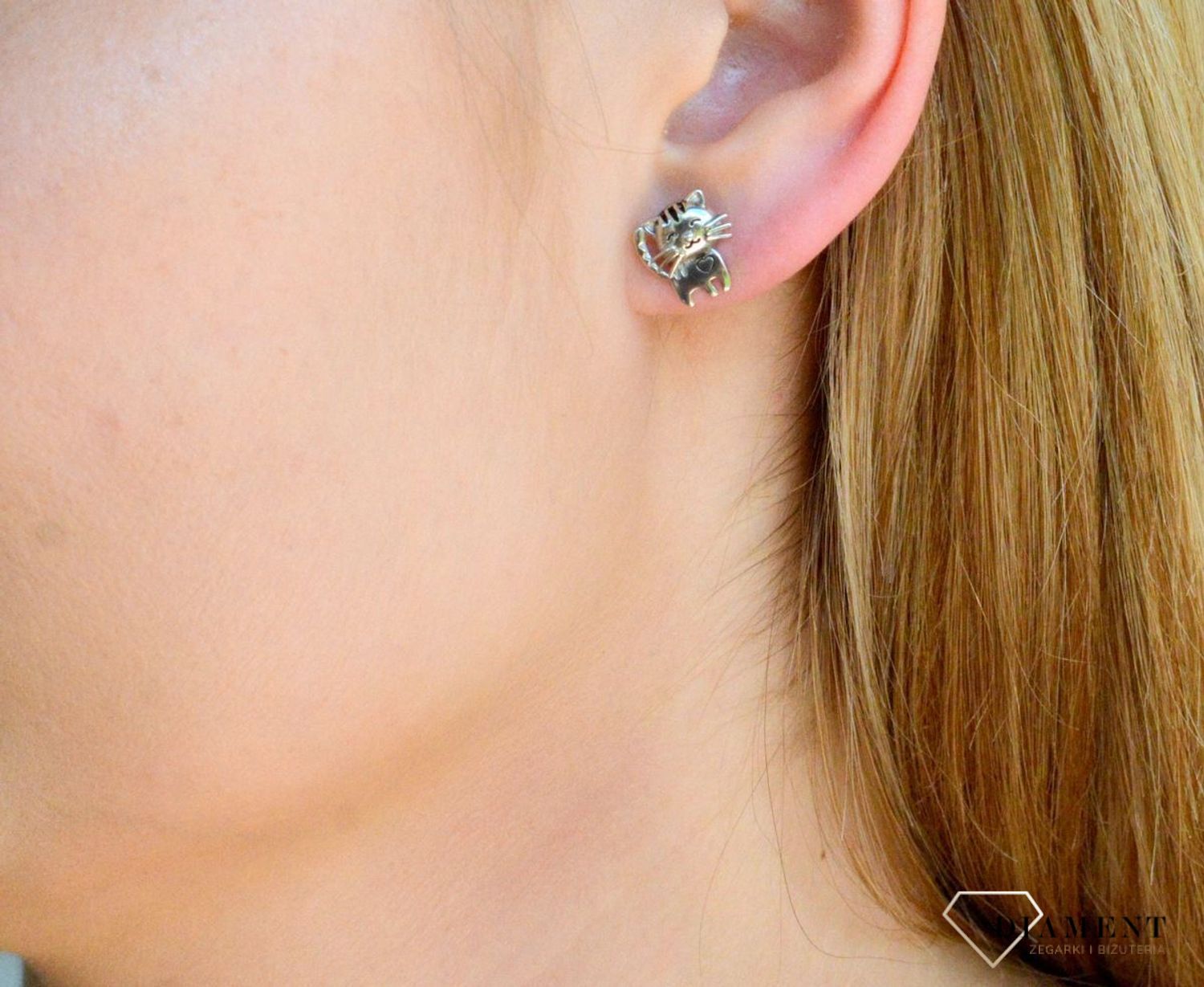 Srebrne kolczyki dziecięce 925 słodkie kotki. Srebrne kolczyki dziecięce. Kolczyki srebrne kotki. Kolczyki srebrne na sztyft dla dziewczynki. Kolczyki kotki idealne na prezent (1).jpg