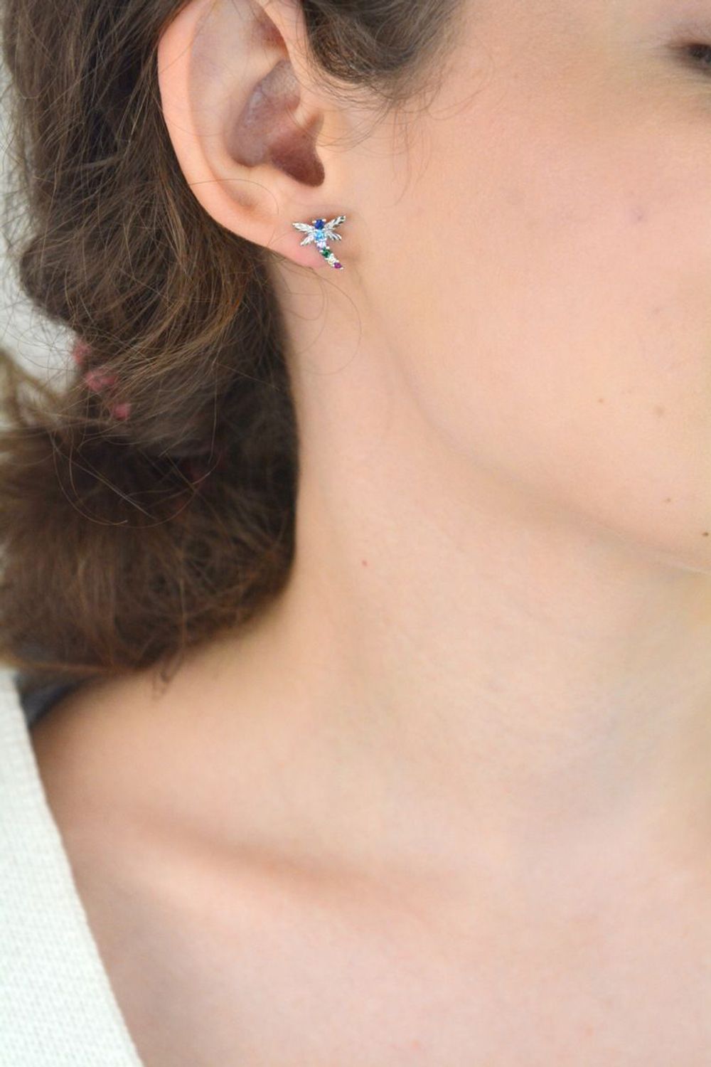 Odkryj urok srebrnych kolczyków w kształcie ważki ozdobionych kolorowymi cyrkoniami. Srebro rodowane próby 925, lekka forma (1,3 g) – idealne na każdą okazję!1.jpg