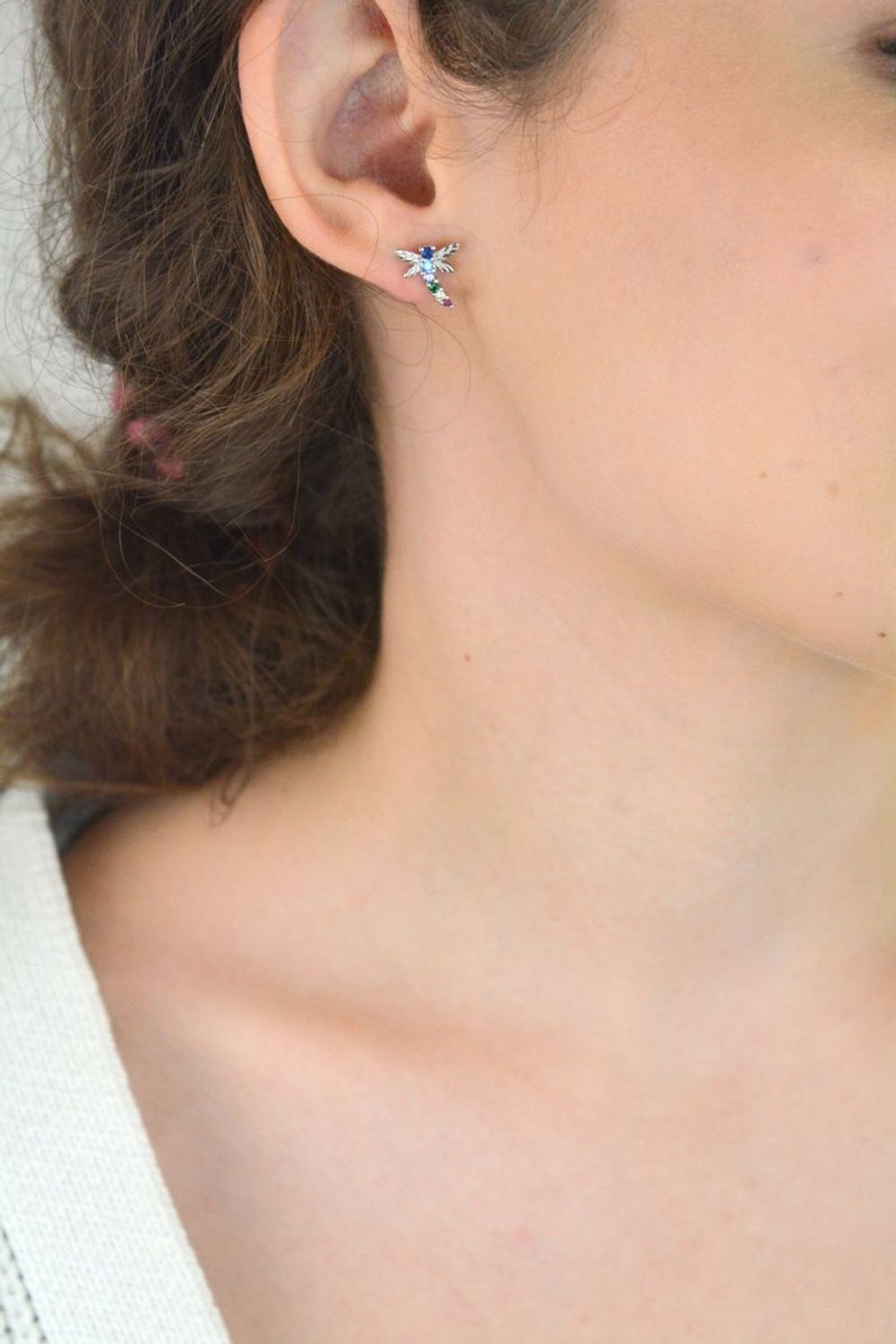 Odkryj urok srebrnych kolczyków w kształcie ważki ozdobionych kolorowymi cyrkoniami. Srebro rodowane próby 925, lekka forma (1,3 g) – idealne na każdą okazję!1.jpg