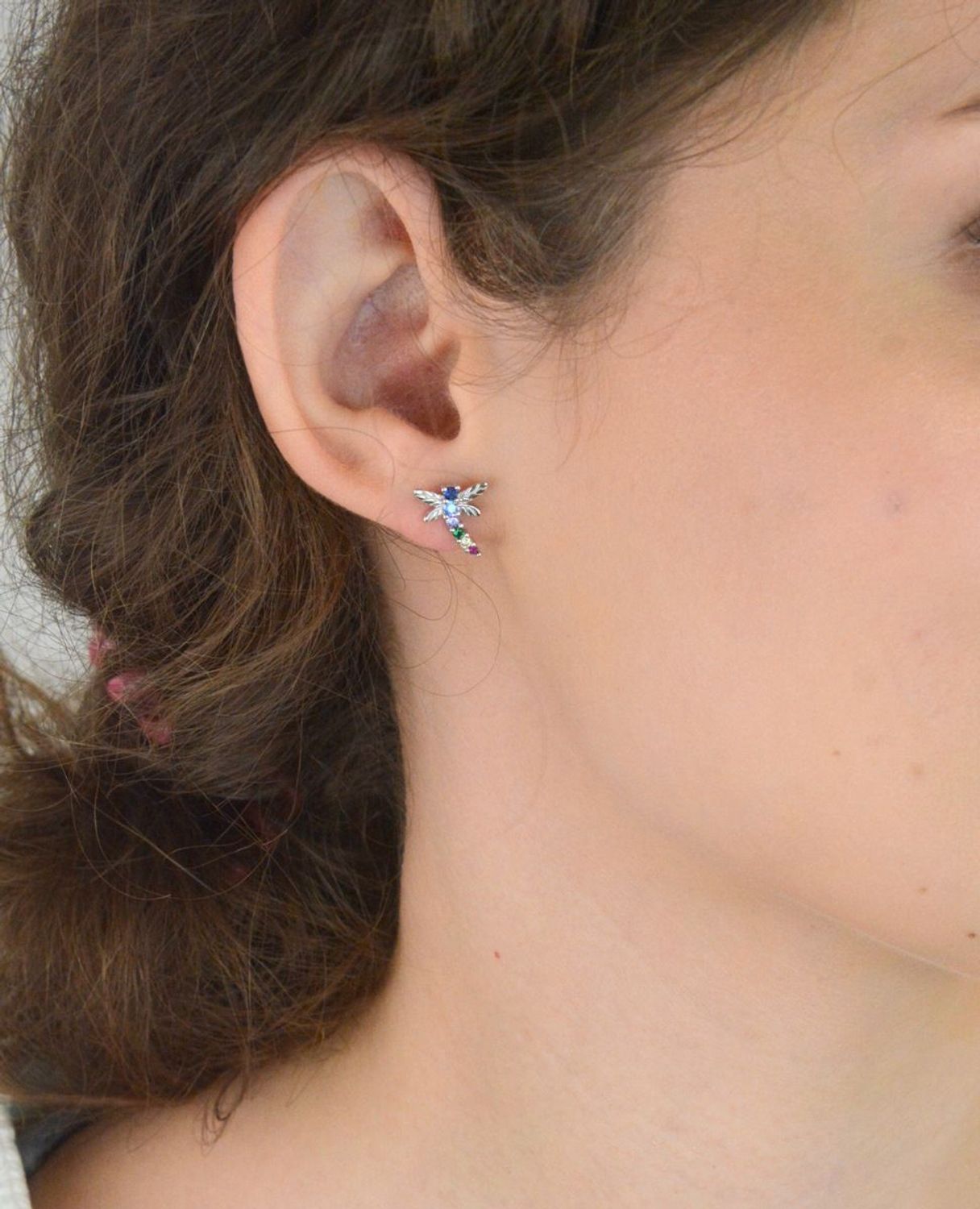 Odkryj urok srebrnych kolczyków w kształcie ważki ozdobionych kolorowymi cyrkoniami. Srebro rodowane próby 925, lekka forma (1,3 g) – idealne na każdą okazję!1.jpg