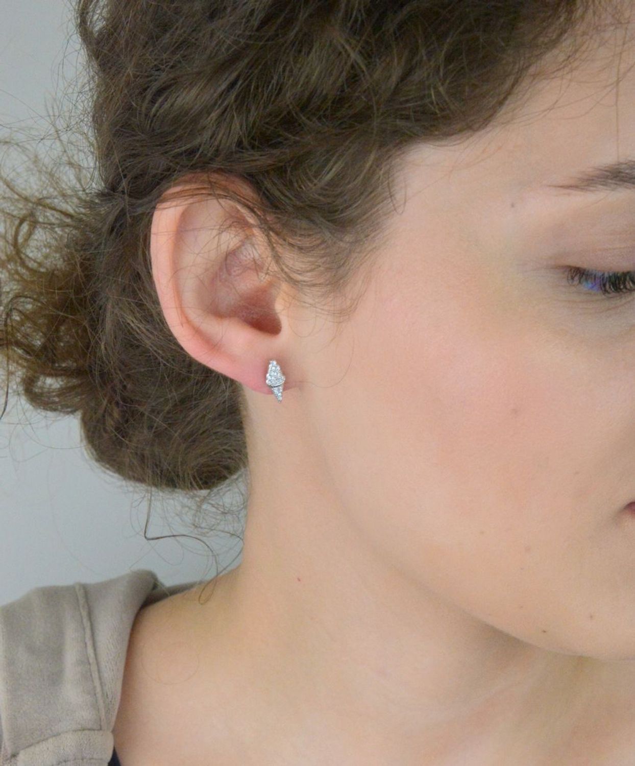 Urocze srebrne kolczyki w kształcie lodów z białymi cyrkoniami Srebro rodowane Ag 925 – słodki blask i wysoka jakość w jednym!1.jpg