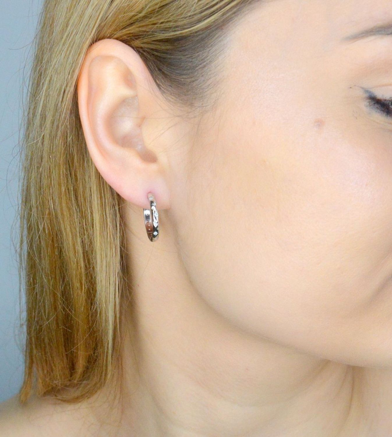 Srebrne kolczyki damskie 925 kółka zdobione DIA-KLC-IM0860423KR-925. Kolczyki srebrne kółka. Kolczyki srebrne kółeczka z gwiazdkami. Srebrne kolczyki na zatrzask. Kolczyki damskie kółka na prezent (2).jpg