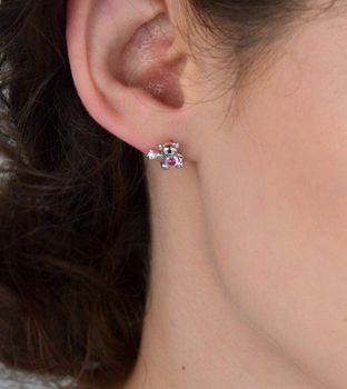 Urocze srebrne kolczyki 925 rodowane w kształcie misia z gwiazdką. Model DIA-KLC-IM0960525ER-925 ozdobiony białą i różową cyrkonią. Lekka biżuteria z wygodnym zapięciem na sztyft (2).JPG