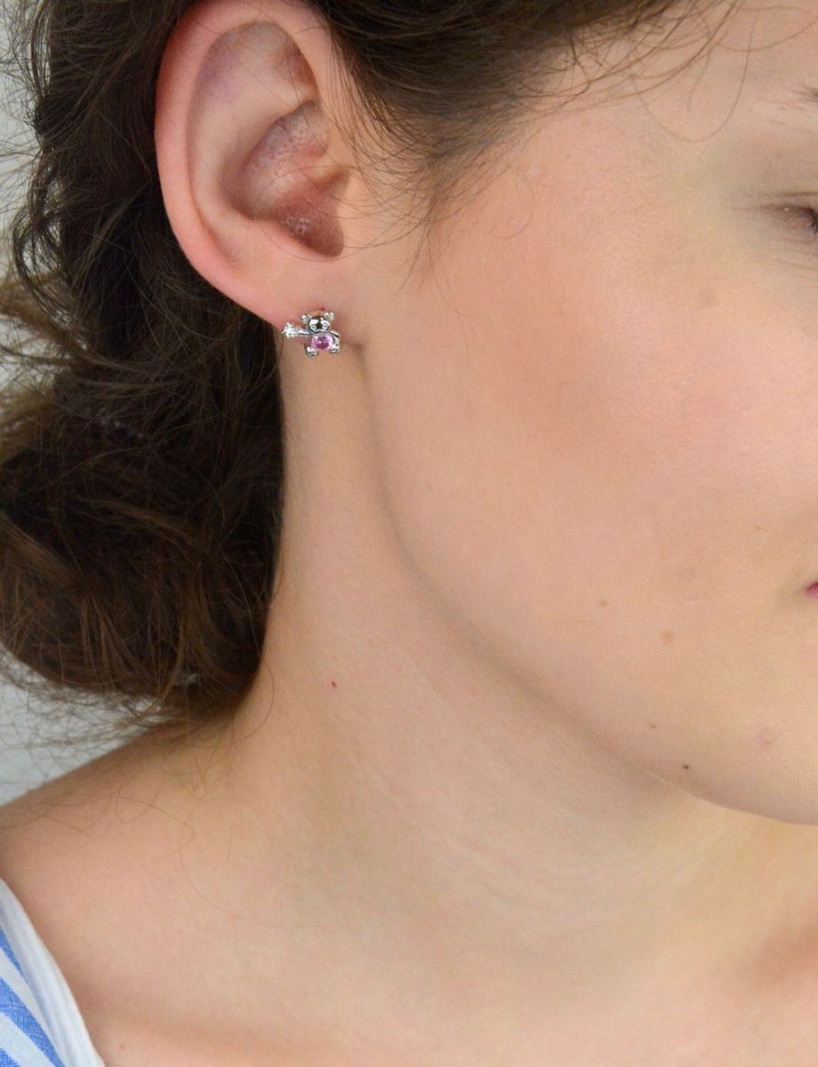 Urocze srebrne kolczyki 925 rodowane w kształcie misia z gwiazdką. Model DIA-KLC-IM0960525ER-925 ozdobiony białą i różową cyrkonią. Lekka biżuteria z wygodnym zapięciem na sztyft.1.jpg