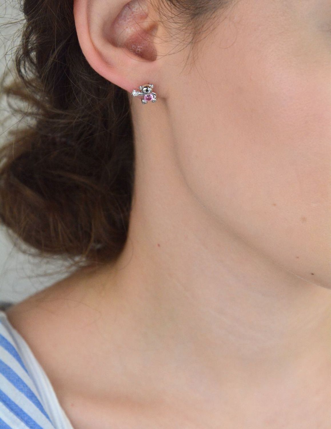 Urocze srebrne kolczyki 925 rodowane w kształcie misia z gwiazdką. Model DIA-KLC-IM0960525ER-925 ozdobiony białą i różową cyrkonią. Lekka biżuteria z wygodnym zapięciem na sztyft.1.jpg