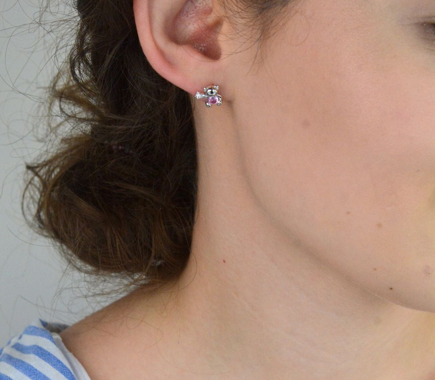 Urocze srebrne kolczyki 925 rodowane w kształcie misia z gwiazdką. Model DIA-KLC-IM0960525ER-925 ozdobiony białą i różową cyrkonią. Lekka biżuteria z wygodnym zapięciem na sztyft.1.jpg