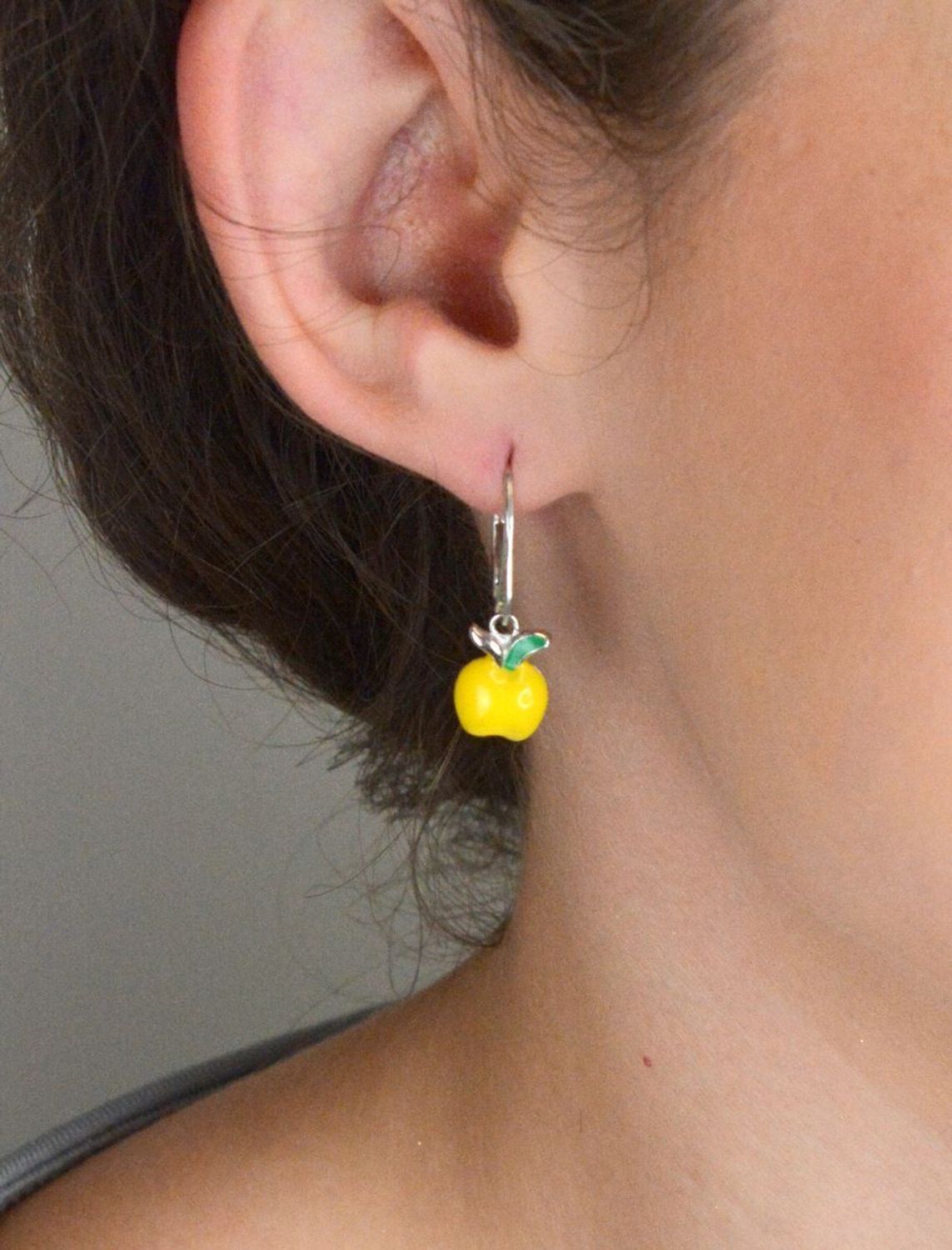 Kolczyki dziecięce srebrne 925 wiszące jabłuszka z żółtą emalią. Bezpieczne zapięcie typu bigiel angielski. Idealne na prezent dla dziewczynki.1.jpg