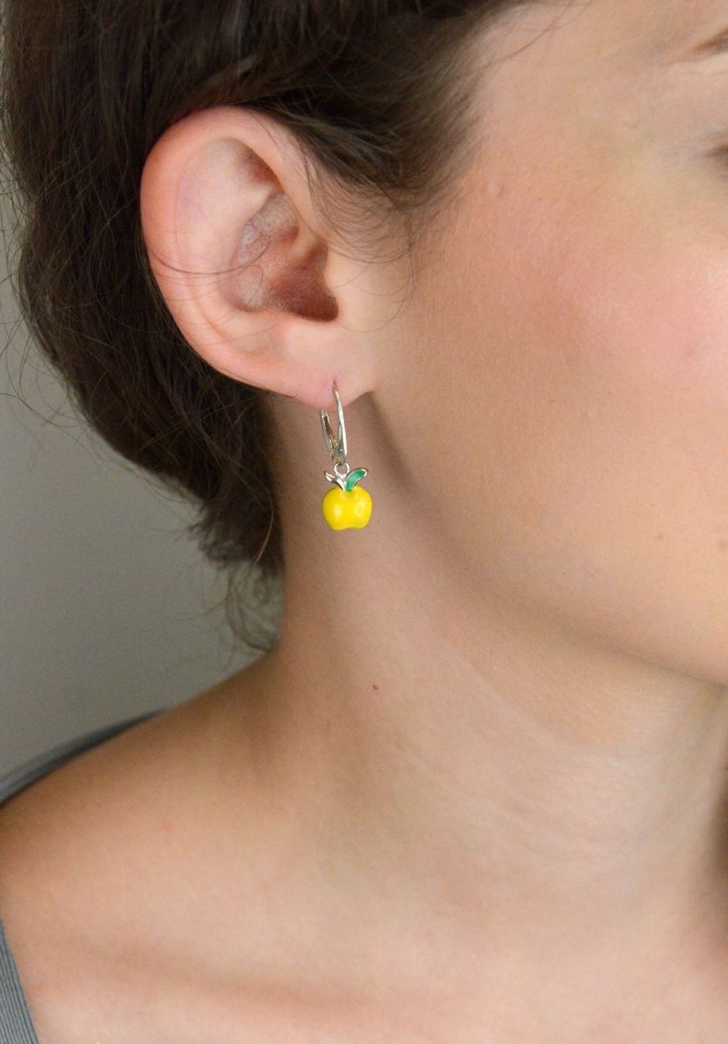 Kolczyki dziecięce srebrne 925 wiszące jabłuszka z żółtą emalią. Bezpieczne zapięcie typu bigiel angielski. Idealne na prezent dla dziewczynki.1.jpg