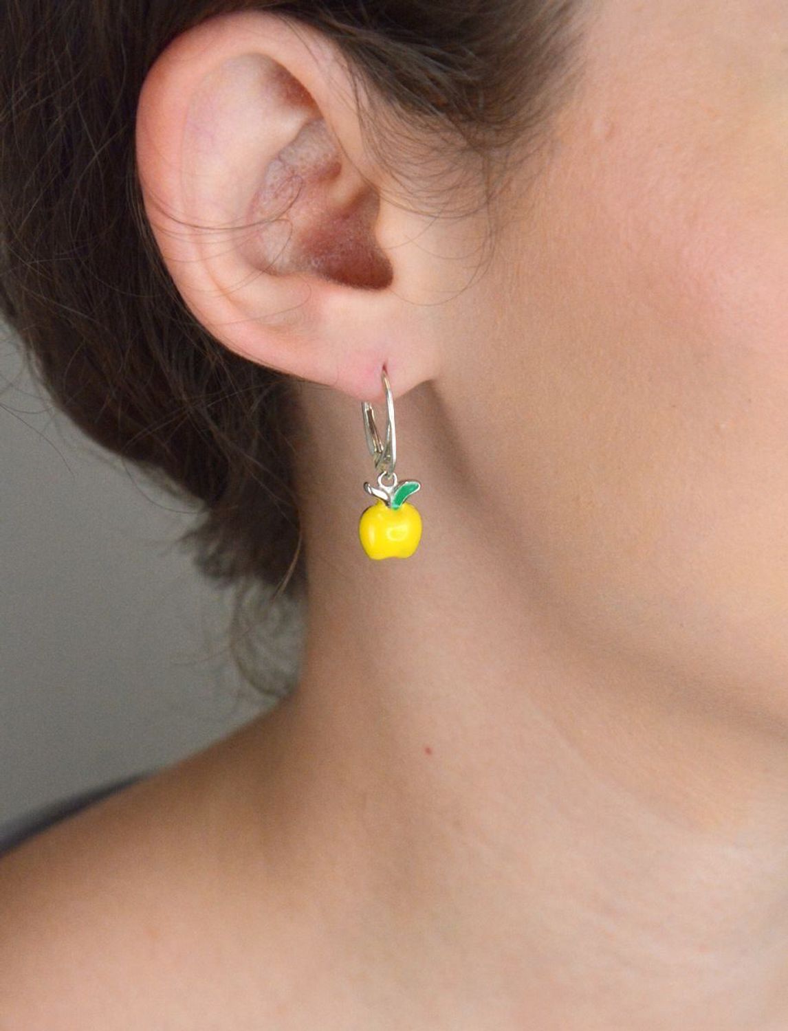 Kolczyki dziecięce srebrne 925 wiszące jabłuszka z żółtą emalią. Bezpieczne zapięcie typu bigiel angielski. Idealne na prezent dla dziewczynki.1.jpg