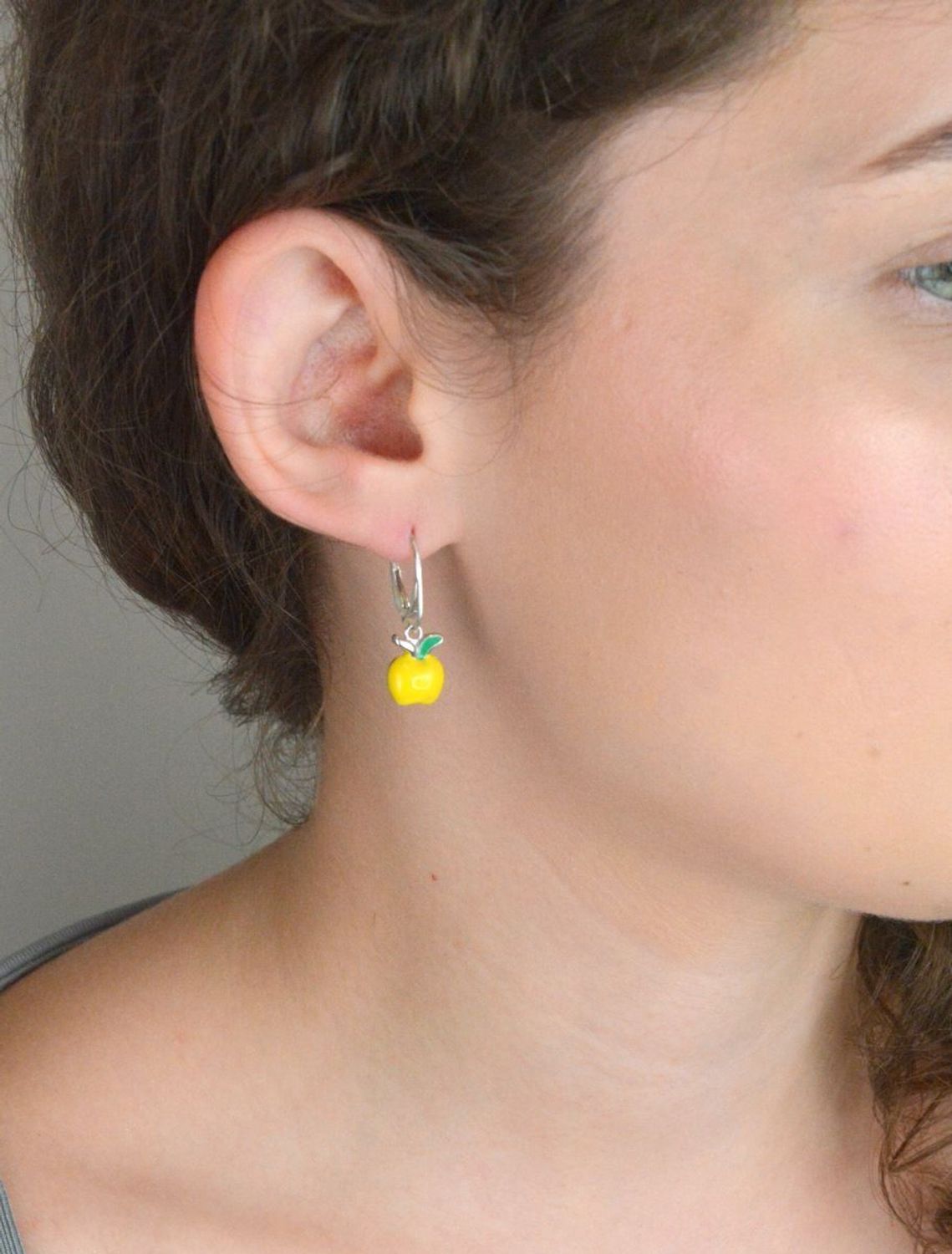 Kolczyki dziecięce srebrne 925 wiszące jabłuszka z żółtą emalią. Bezpieczne zapięcie typu bigiel angielski. Idealne na prezent dla dziewczynki.1.jpg