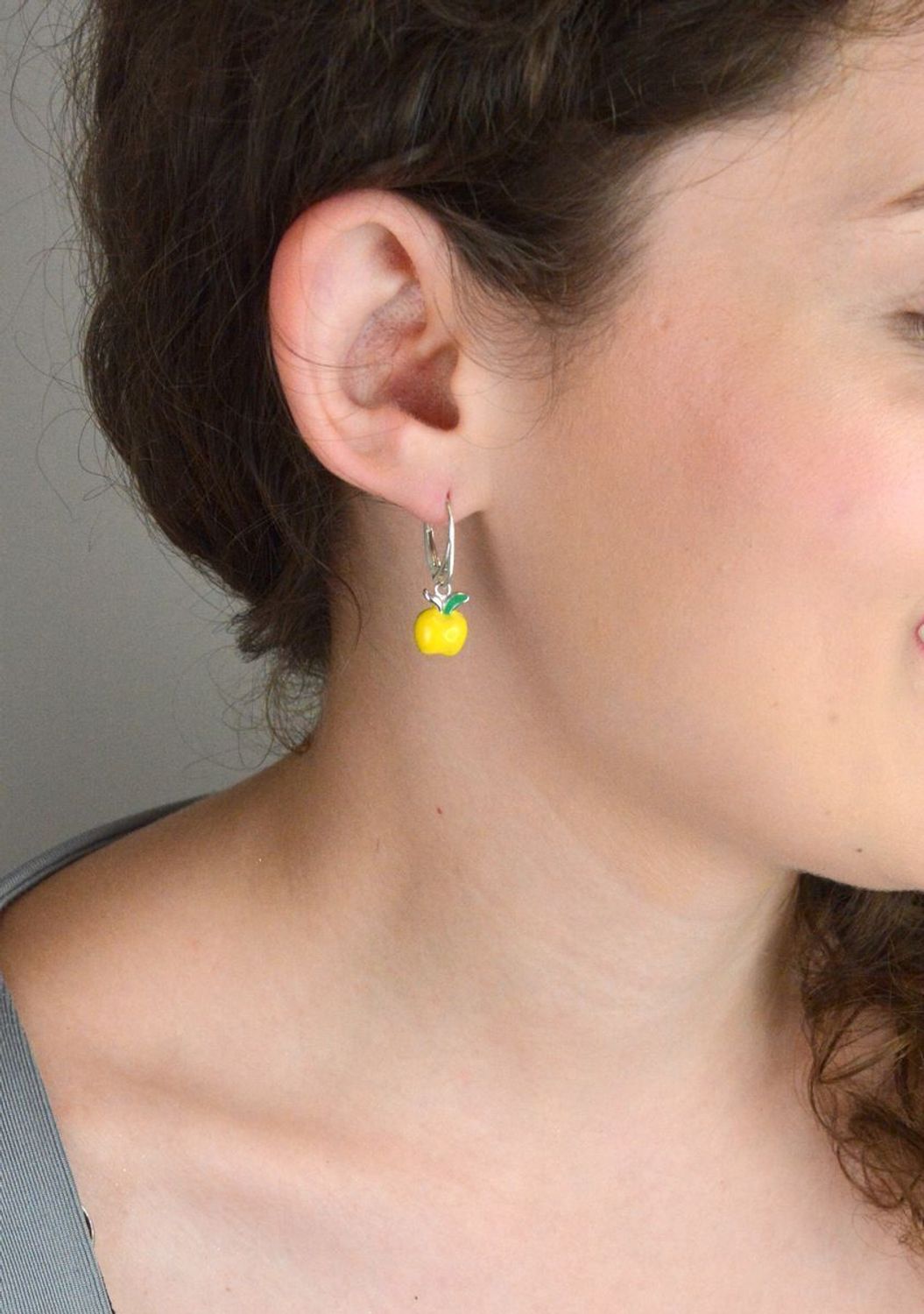 Kolczyki dziecięce srebrne 925 wiszące jabłuszka z żółtą emalią. Bezpieczne zapięcie typu bigiel angielski. Idealne na prezent dla dziewczynki.1.jpg