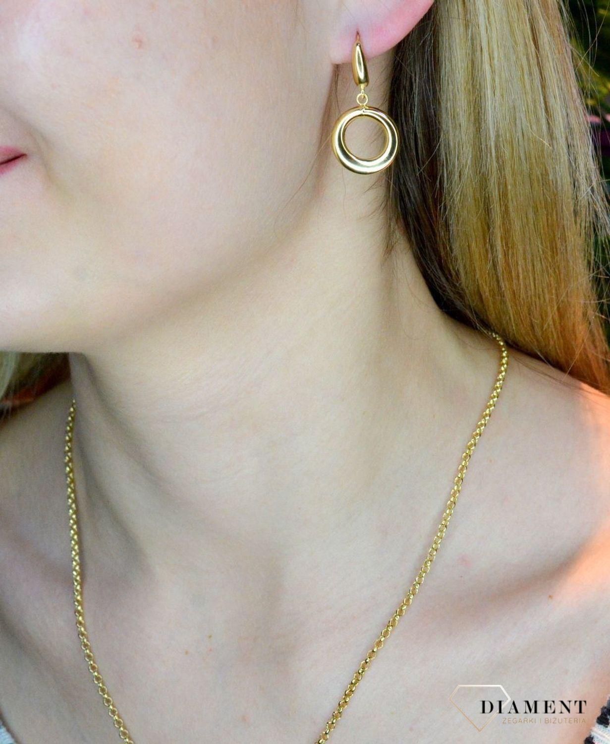 Złote kolczyki 585 wiszące kółka DIA-KLC-JEL-1-Y-M-585. Wyjątkowe kolczyki inspirowane  motywem koła ukazują kolejną odsłonę biżuterii, w której został przełamany ponadczasowym blaskiem wyjątkowego kruszcu. Delikatne kol.jpg