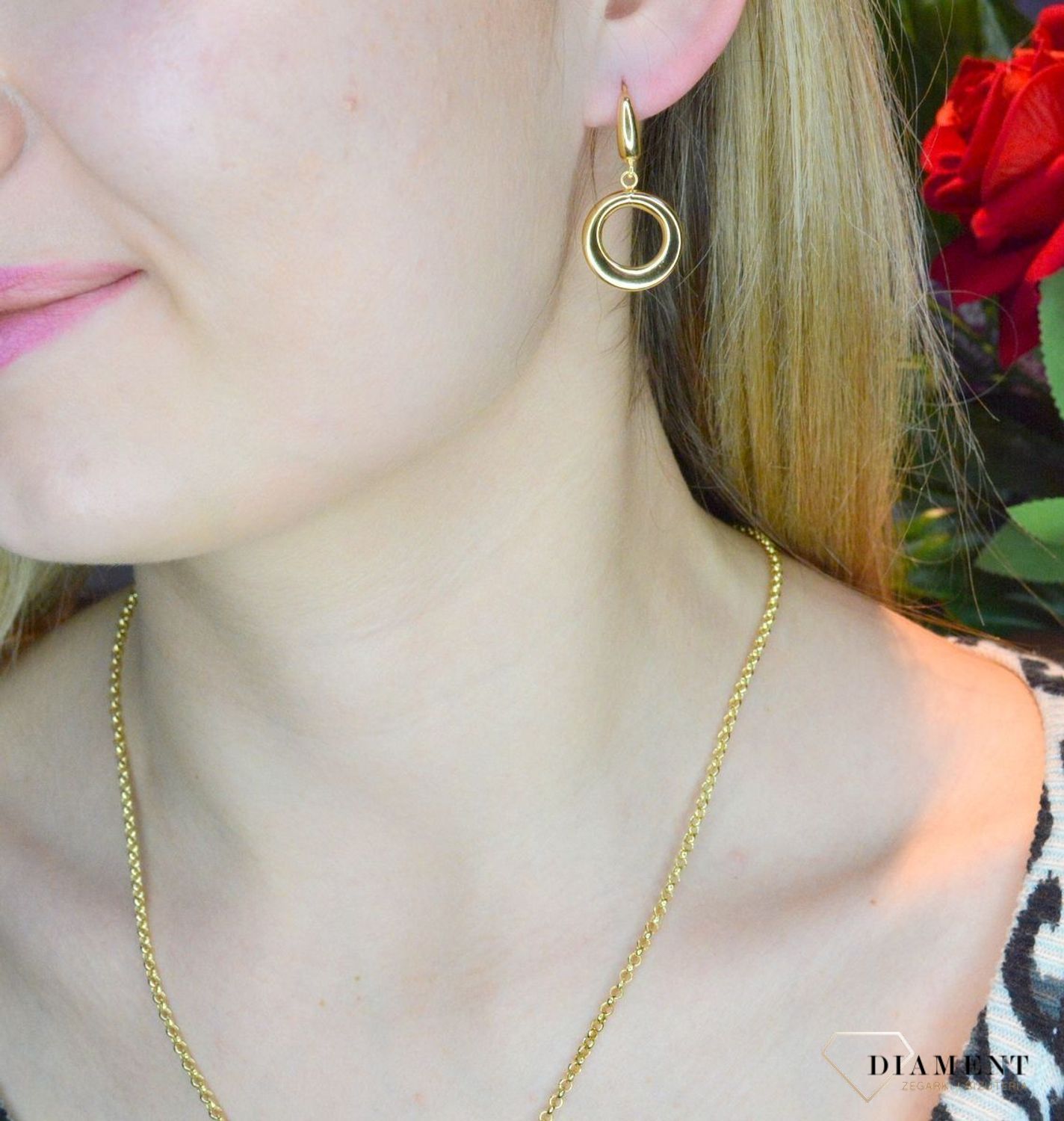 Złote kolczyki 585 wiszące kółka DIA-KLC-JEL-1-Y-M-585. Wyjątkowe kolczyki inspirowane  motywem koła ukazują kolejną odsłonę biżuterii, w której został przełamany ponadczasowym blaskiem wyjątkowego kruszcu. Delikatne kol.jpg
