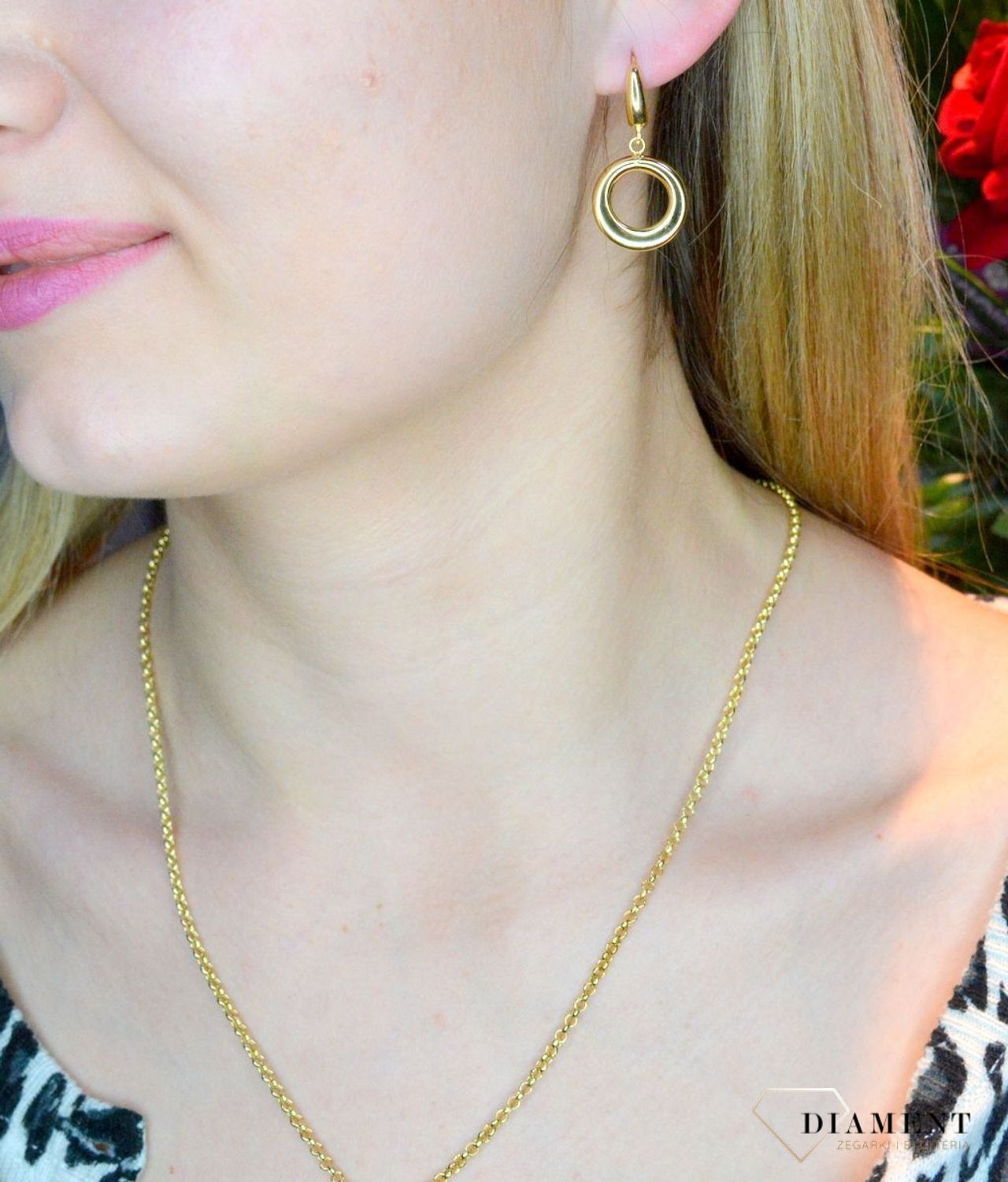 Złote kolczyki 585 wiszące kółka DIA-KLC-JEL-1-Y-M-585. Wyjątkowe kolczyki inspirowane  motywem koła ukazują kolejną odsłonę biżuterii, w której został przełamany ponadczasowym blaskiem wyjątkowego kruszcu. Delikatne kol.jpg