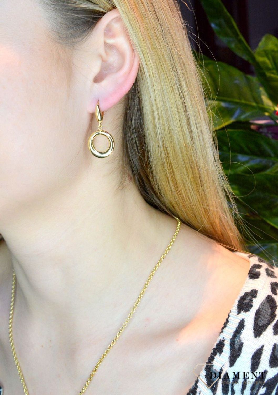 Złote kolczyki 585 wiszące kółka DIA-KLC-JEL-1-Y-M-585. Wyjątkowe kolczyki inspirowane  motywem koła ukazują kolejną odsłonę biżuterii, w której został przełamany ponadczasowym blaskiem wyjątkowego kruszcu. Delikatne kol.jpg