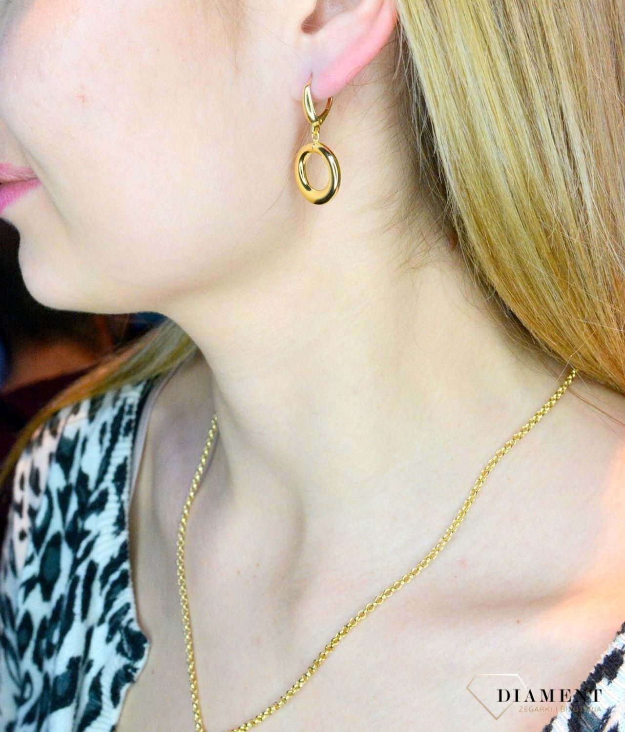 Złote kolczyki 585 wiszące kółka DIA-KLC-JEL-1-Y-M-585. Wyjątkowe kolczyki inspirowane  motywem koła ukazują kolejną odsłonę biżuterii, w której został przełamany ponadczasowym blaskiem wyjątkowego kruszcu. Delikatne kol.jpg
