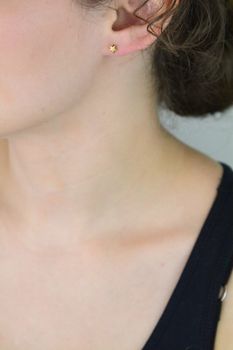 Małe kolczyki dziecięce z pozłacanej stali – gwiazdeczki 4 mm. Bezpieczne zapięcie na sztyft. Idealne dla dziewczynki na co dzień i na prezent (1).JPG