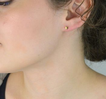 Małe kolczyki dziecięce z pozłacanej stali – gwiazdeczki 4 mm. Bezpieczne zapięcie na sztyft. Idealne dla dziewczynki na co dzień i na prezent (2).JPG