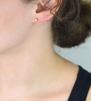 Małe kolczyki dziecięce z pozłacanej stali – gwiazdeczki 4 mm. Bezpieczne zapięcie na sztyft. Idealne dla dziewczynki na co dzień i na prezent (3).JPG