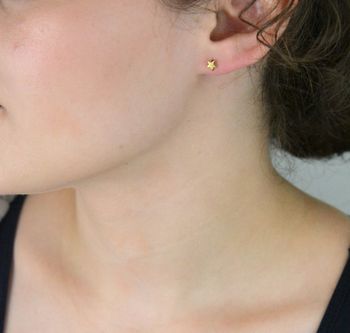 Małe kolczyki dziecięce z pozłacanej stali – gwiazdeczki 4 mm. Bezpieczne zapięcie na sztyft. Idealne dla dziewczynki na co dzień i na prezent (4).JPG