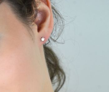 Stalowe kolczyki dziecięce w kształcie gwiazdek – 4 mm, zapięcie na sztyft. Subtelna, trwała i bezpieczna biżuteria dla dziewczynek na co dzień (2).JPG
