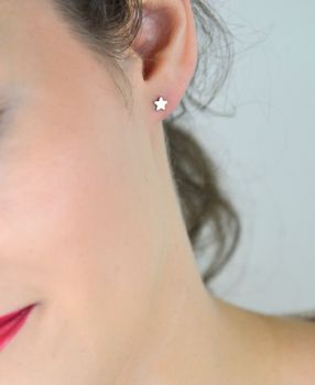 Stalowe kolczyki dziecięce w kształcie gwiazdek – 4 mm, zapięcie na sztyft. Subtelna, trwała i bezpieczna biżuteria dla dziewczynek na co dzień (3).JPG