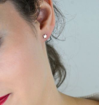 Stalowe kolczyki dziecięce w kształcie gwiazdek – 4 mm, zapięcie na sztyft. Subtelna, trwała i bezpieczna biżuteria dla dziewczynek na co dzień (4).JPG
