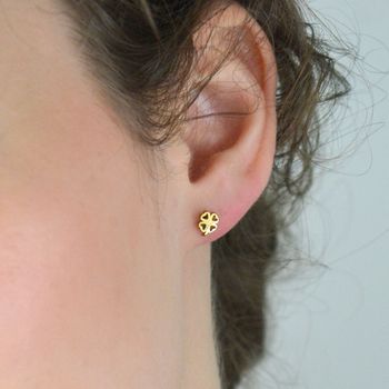 Kolczyki dziecięce w kształcie koniczynek – stal pozłacana, 5 mm, zapięcie na sztyft. Urocza i bezpieczna biżuteria, idealna na prezent dla dziewczynki (4).JPG