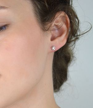 Stalowe kolczyki dziecięce w kształcie koniczynek – 5 mm, zapięcie na sztyft. Trwała, bezpieczna i urocza ozdoba dla dziewczynek (1).JPG