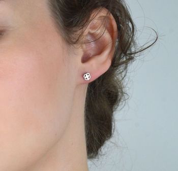 Stalowe kolczyki dziecięce w kształcie koniczynek – 5 mm, zapięcie na sztyft. Trwała, bezpieczna i urocza ozdoba dla dziewczynek (2).JPG