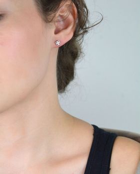 Stalowe kolczyki dziecięce w kształcie koniczynek – 5 mm, zapięcie na sztyft. Trwała, bezpieczna i urocza ozdoba dla dziewczynek (4).JPG