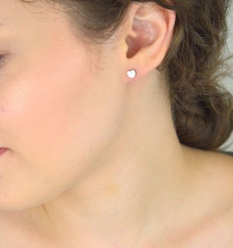 Kolczyki dziecięce ze stali chirurgicznej – serduszka 6 mm, zapięcie na sztyft. Subtelna, trwała i bezpieczna ozdoba dla dziewczynek (3).JPG