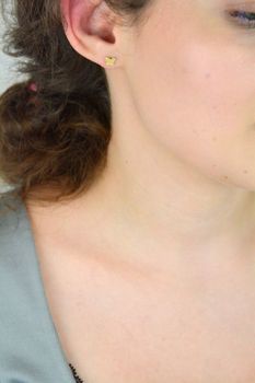Pozłacane kolczyki dziecięce z satynowej stali – motylki 6 mm na sztyfcie. Delikatny i trwały dodatek dla małej księżniczki (2).JPG