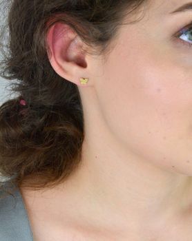 Pozłacane kolczyki dziecięce z satynowej stali – motylki 6 mm na sztyfcie. Delikatny i trwały dodatek dla małej księżniczki (3).JPG