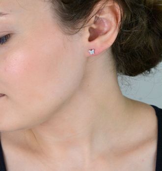 Kolczyki dziecięce ze stali chirurgicznej – motylki satynowe 6 mm, zapięcie na sztyft. Delikatne, bezpieczne i trwałe – idealne dla dziewczynki (2).JPG