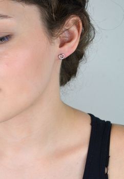 Kolczyki dziecięce ze stali chirurgicznej – ażurowe serduszka 7 mm. Bezpieczne, lekkie i stylowe. Idealne dla dziewczynek na prezent lub do szkoły (1).JPG