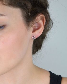 Kolczyki dziecięce ze stali chirurgicznej – ażurowe serduszka 7 mm. Bezpieczne, lekkie i stylowe. Idealne dla dziewczynek na prezent lub do szkoły (2).JPG