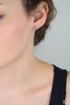 Kolczyki dziecięce ze stali chirurgicznej – ażurowe serduszka 7 mm. Bezpieczne, lekkie i stylowe. Idealne dla dziewczynek na prezent lub do szkoły (3).JPG